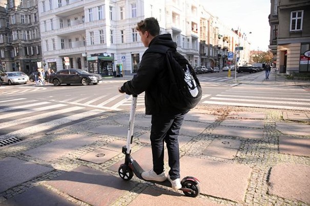 Słowak jechał przez miasto elektryczną hulajnogą z prędkością 120 km/h